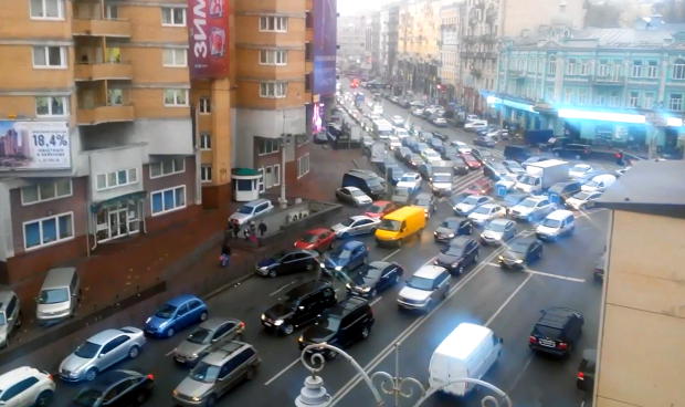 У Києві масово перекривають рух автотранспорту. Фото: YouTube