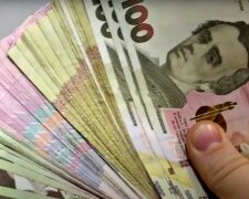 Гривні. Фото: скріншот Youtube-відео