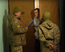 Представители ТЦК. Фото: скриншот YouTube-видео